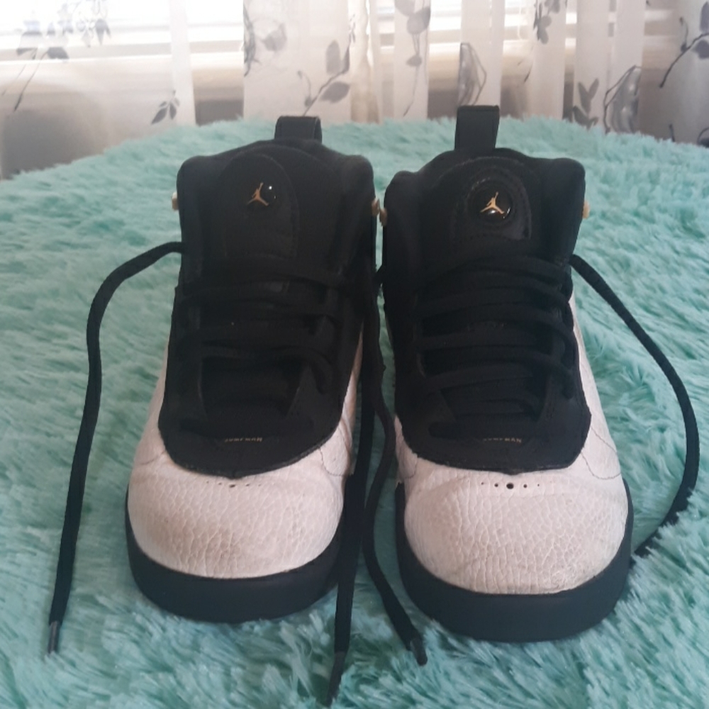Tennis shoes
